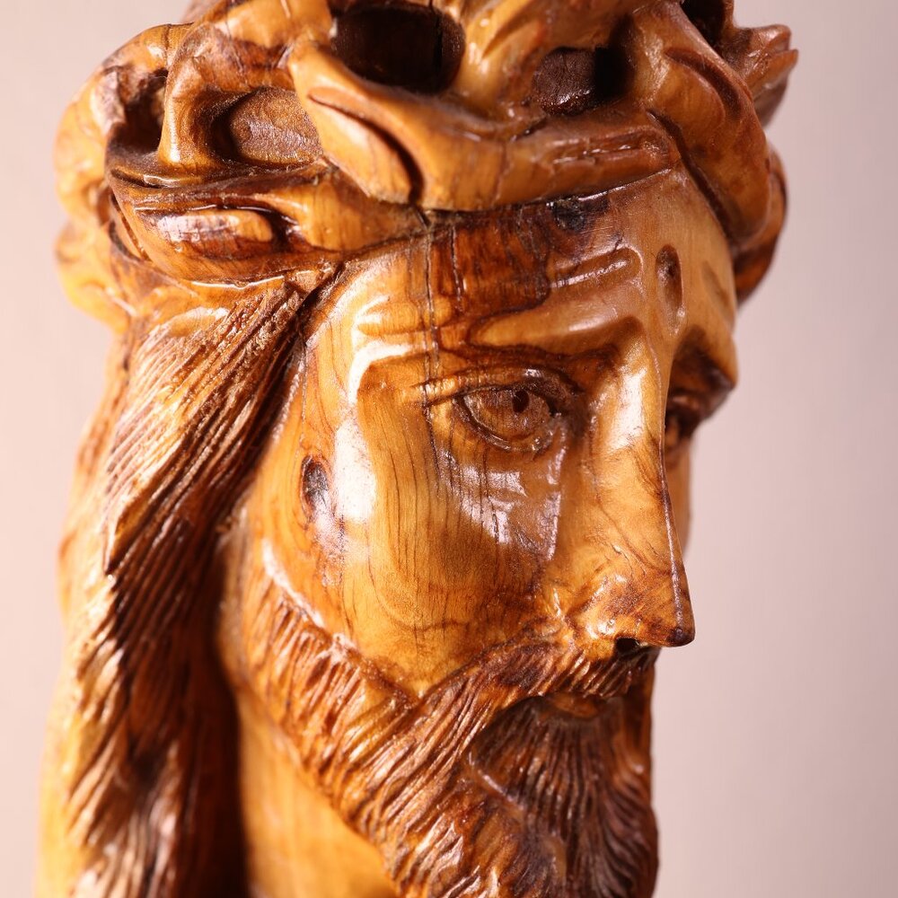 Vintage carving of Jesus Christ in Wood - Picture 10 of 13